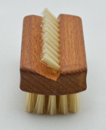 Reisehandwaschbürste und Nagelbürste Buchenholz mit Griffmulde. 1 und 5 Reihen helle Naturborsten. Bürstenfabrik Keller seit 1869.